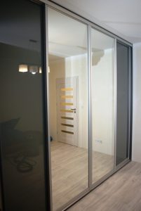 Drzwi przesuwne w szafie na wymiar, połączenie szkła lacobel i lustra srebrnego