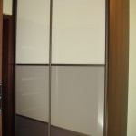 Szafa na wymiar z drzwiami suwanymi, obramowanie aluminiowe, drzwi suwane wykonane z połączenia 3 kolorów szkła lacobel