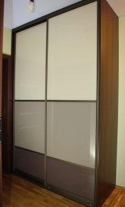 Szafa na wymiar z drzwiami suwanymi, obramowanie aluminiowe, drzwi suwane wykonane z połączenia 3 kolorów szkła lacobel
