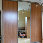 Szafa na wymiar z drzwiami suwanymi, szafa z cokołem, drzwi suwane to połączenie płyty laminowanej z lustrem srebrnym