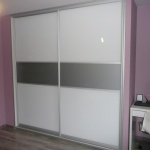 Szafa wnękowa z drzwiami suwanymi na dokumenty i ubrania, drzwi suwane wykonane ze szkła lacoebl, obramowanie aluminiowe firmy Bonari