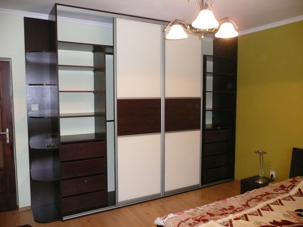 Szafa z drzwiami przesuwnymi w sypialni z drzwiami ze szkła lacobel z dodatkiem płyty laminowanej