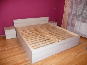 Łóżko na wymiar w całości wykonane z płyty laminowanej, szafki nocne wolnostojące otwierna na boki