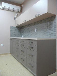 Meble wykonane do gabinetu stomatologicznego, szuflady BLUM, fronty szafek wiszących otwierane ku górze