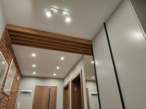 lamele na suficie w przedpokoju