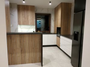 meble kuchenne dab hamilton bialy lakier czarny blat