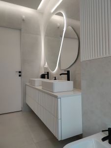 meble na wymiar do lazienki fronty z lamelek bialy pol mat