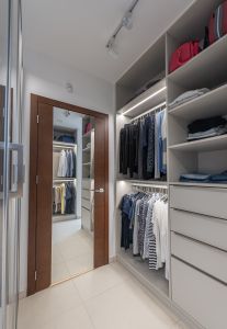 oswietlenie led w garderobie na wymiar