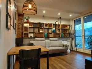 regal w salonie w stylu loft