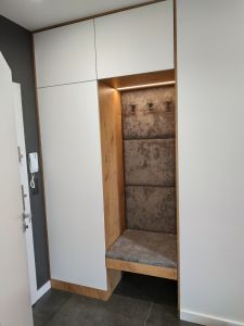 szafa na wymiar w przedpokoju z siedziskiem