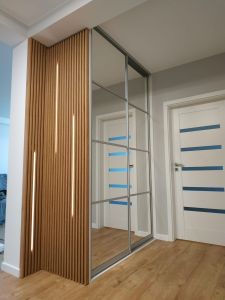 szafa z drzwiami suwanymi z podswietlonymi lamelami