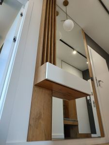 szafka na zamowienie z lustrem i lamelkami