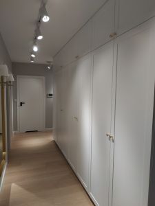 szafy na wymiar krakow fronty frezowane zlote uchwyty