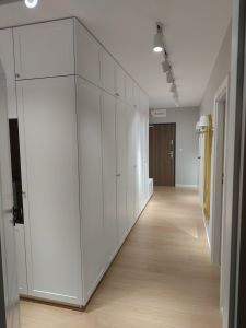 zabudowa przedpokoju na wymiar fronty frezowane