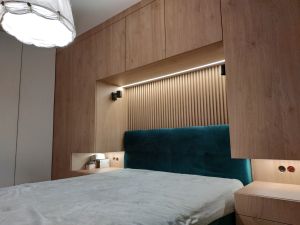 zabudowa sypialnia lamelki z plyty