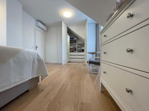 garderoba ukryta w zabudowie skosu