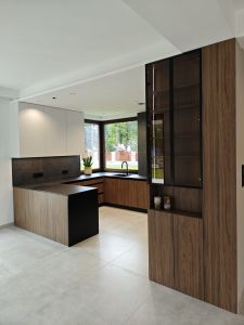 czarny blat granitowy w kuchni