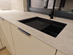 zlew podwieszany w blacie z laminatu kompoaktopwego 1