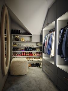 Garderoba na wymiar Kraków na poddaszu – zabudowa dopasowana do skosów z półkami na buty i podświetleniem LED