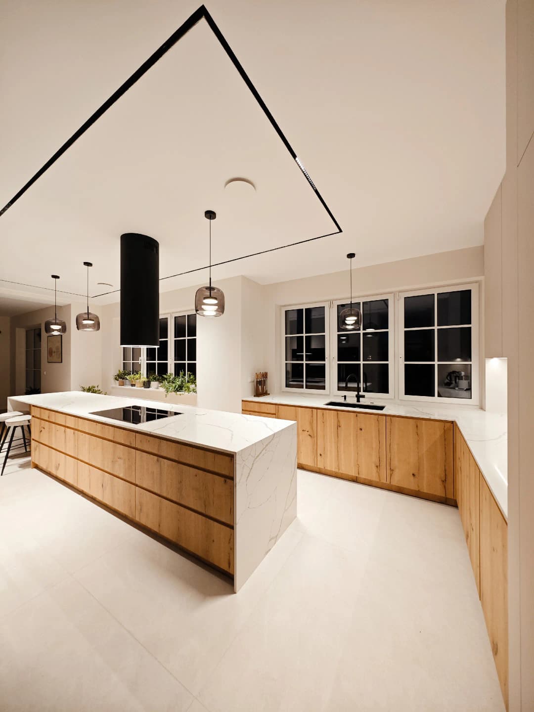 Kuchnia na wymiar Kraków z dużą wyspą kuchenną, fornir dębowy, blat z konglomeratu kwarcytowego i zabudowa pod sufit