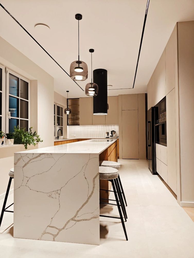 Kuchnia na wymiar Kraków – duża kuchnia z wyspą i ukrytą spiżarnią | realizacja Widoma