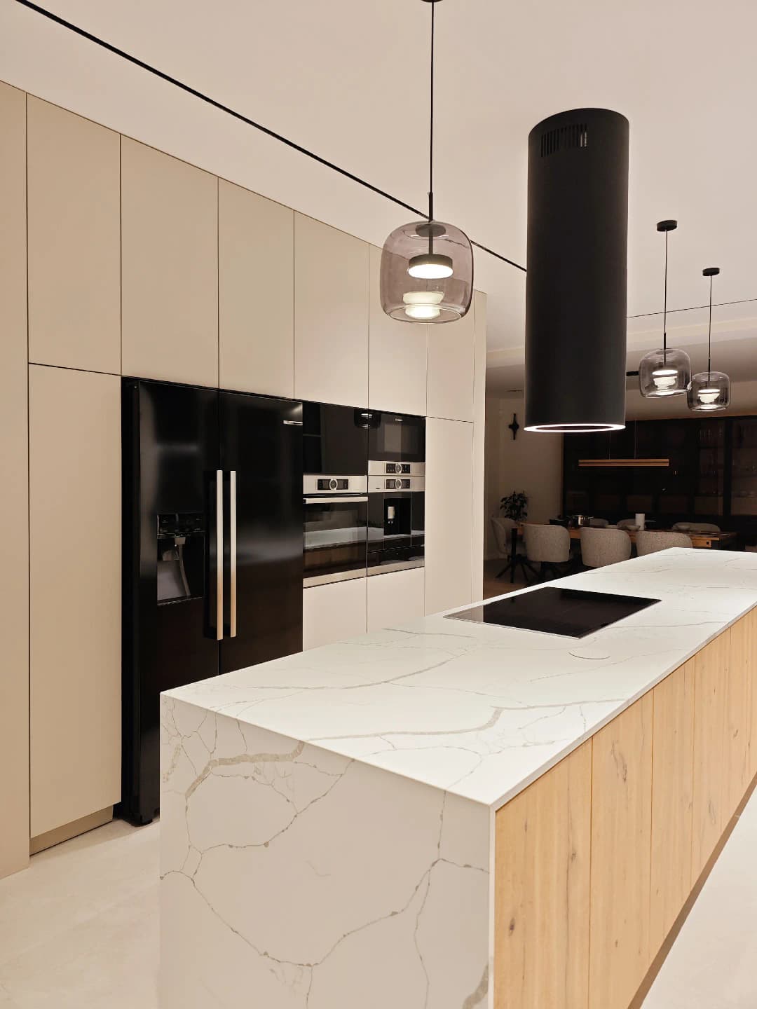 Kuchnia na wymiar Kraków w domu pod Krakowem – duża wyspa kuchenna, zabudowa pod sufit i sprzęt AGD w słupku