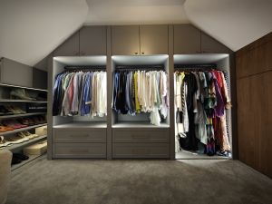 Nowoczesne meble na wymiar Kraków – garderoba z szufladami, drążkami na ubrania i oświetleniem LED