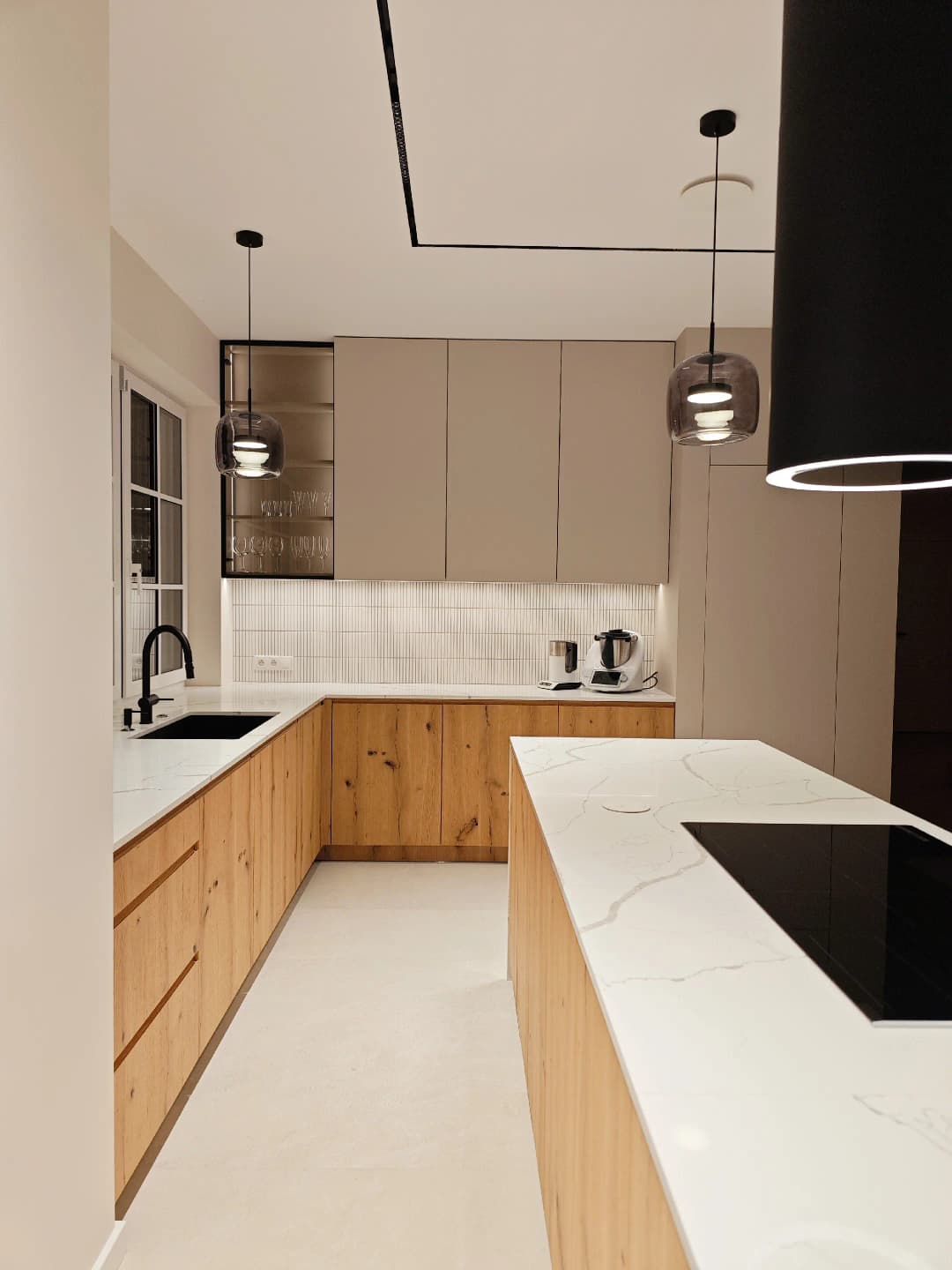 Nowoczesne meble kuchenne na zamówienie Kraków – kuchnia z wyspą, witryną z podświetleniem LED i zabudową ukrywającą spiżarnię